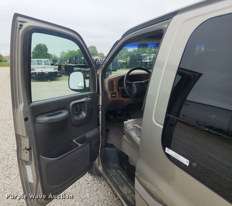 image for item LX9557 2002 GMC Savana G1500  van