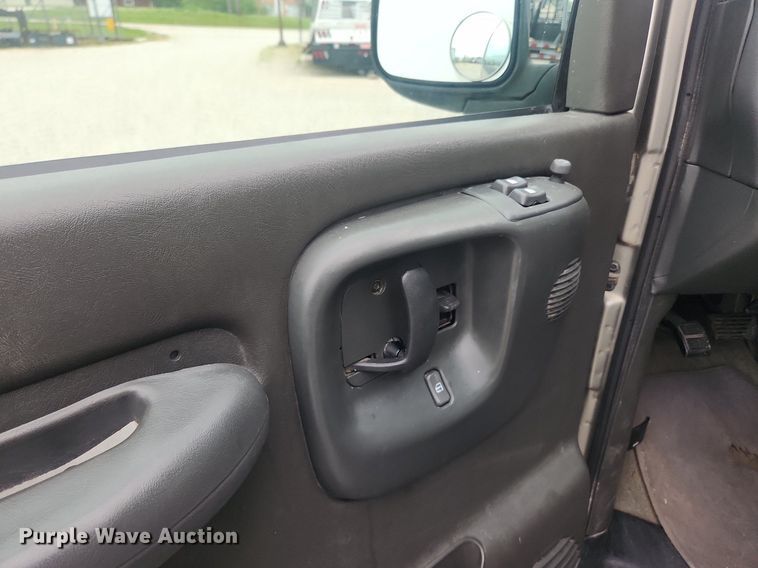 image for item LX9557 2002 GMC Savana G1500  van