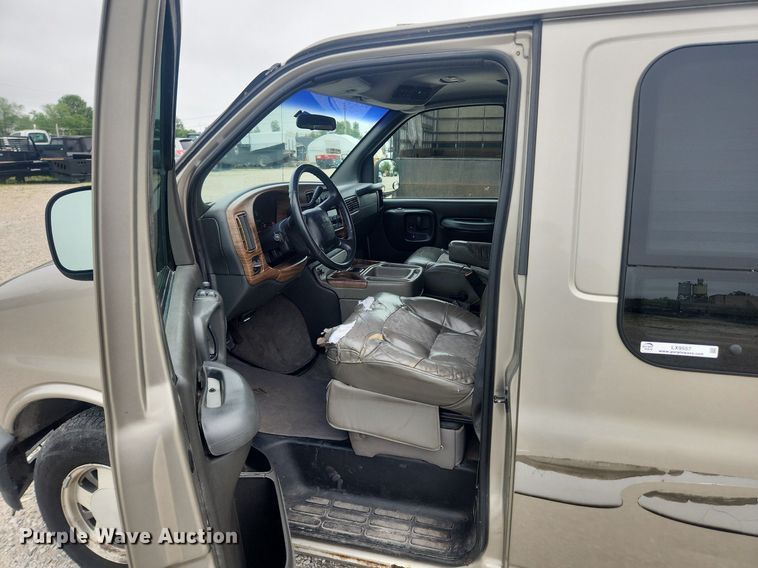 image for item LX9557 2002 GMC Savana G1500  van