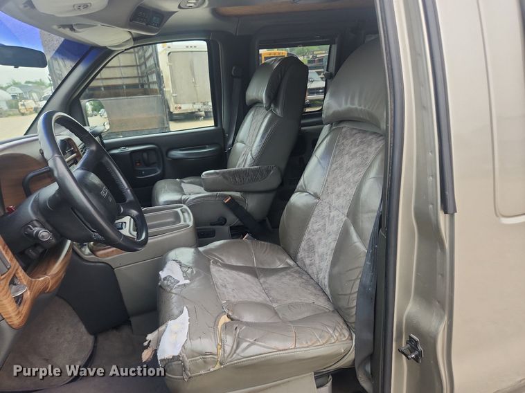image for item LX9557 2002 GMC Savana G1500  van