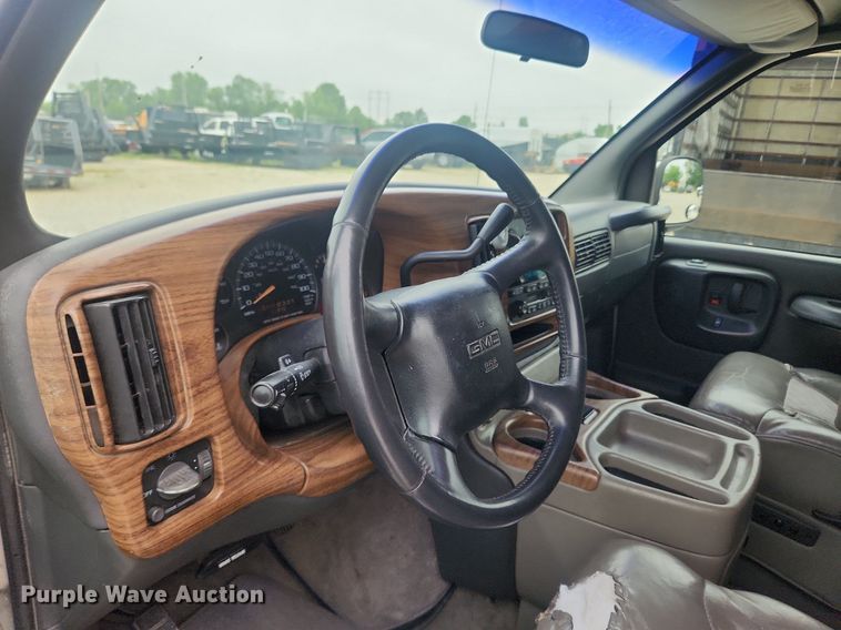 image for item LX9557 2002 GMC Savana G1500  van