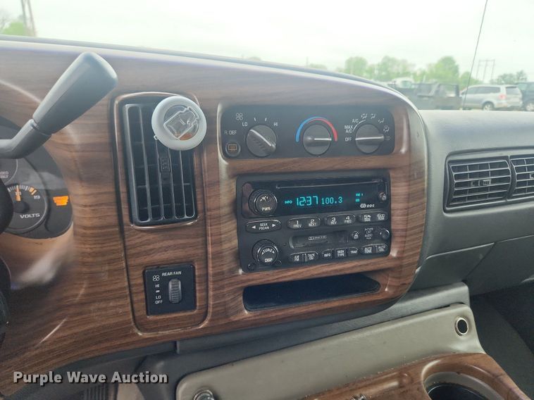 image for item LX9557 2002 GMC Savana G1500  van