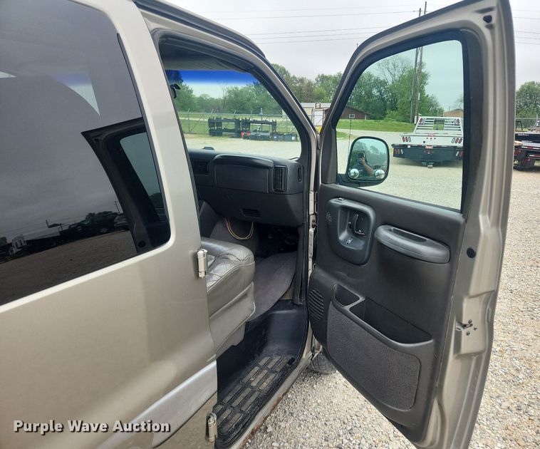 image for item LX9557 2002 GMC Savana G1500  van