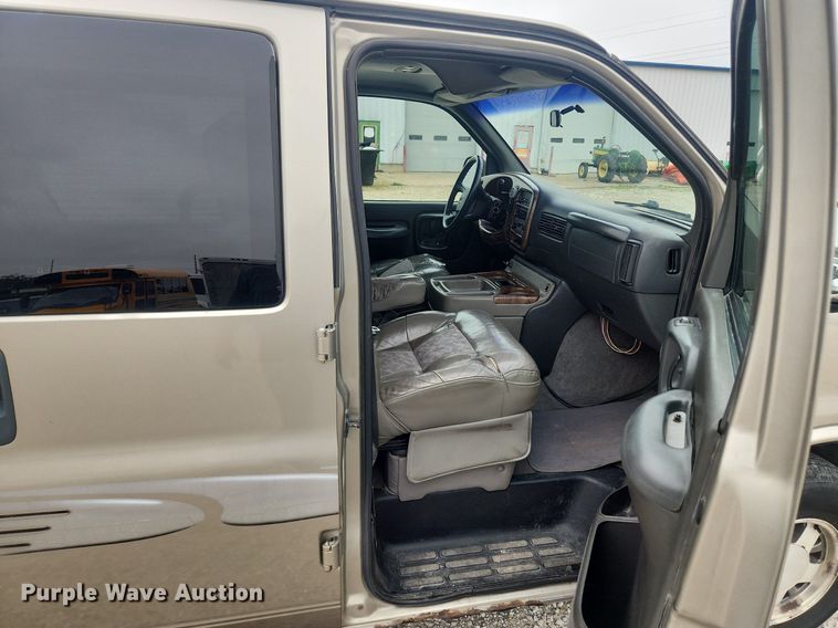 image for item LX9557 2002 GMC Savana G1500  van