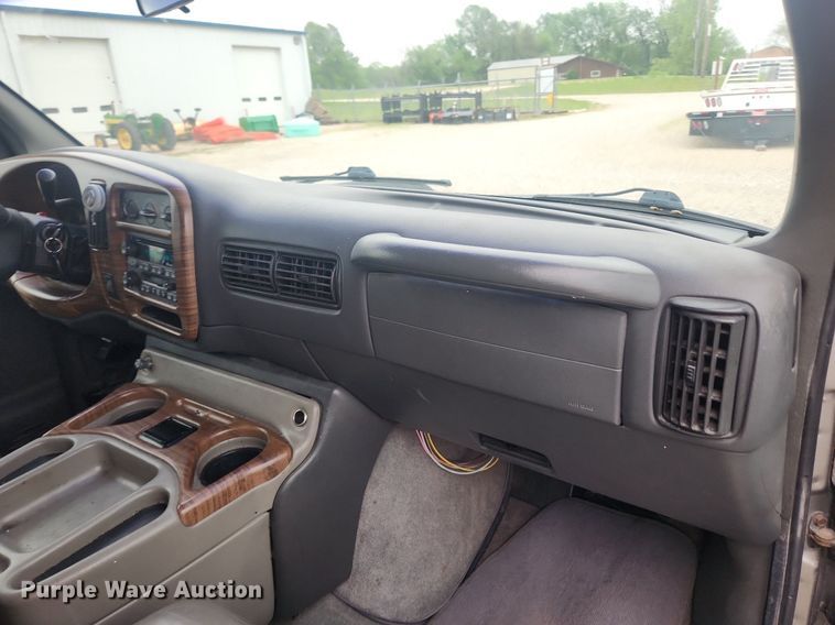 image for item LX9557 2002 GMC Savana G1500  van