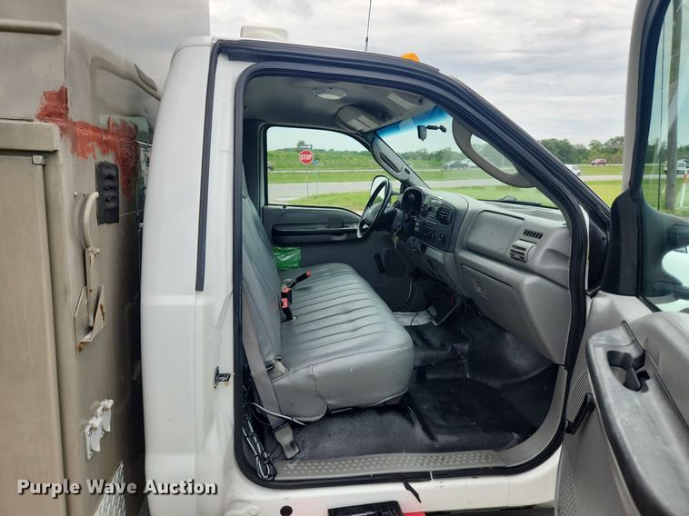 image for item LX9562 2005 Ford F450 Super Duty XL  utility / service truck