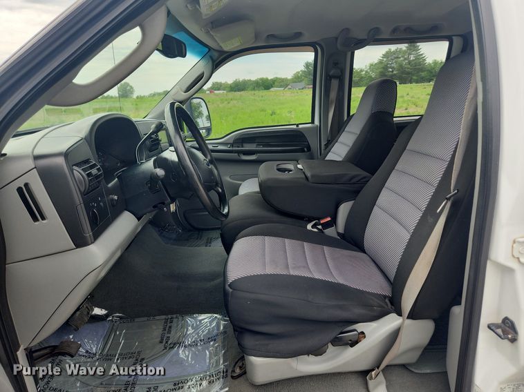 image for item LX9563 2006 Ford F250 Super Duty  Crew Cab pickup truck