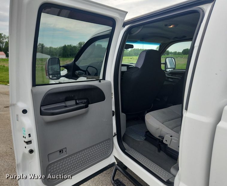 image for item LX9563 2006 Ford F250 Super Duty  Crew Cab pickup truck