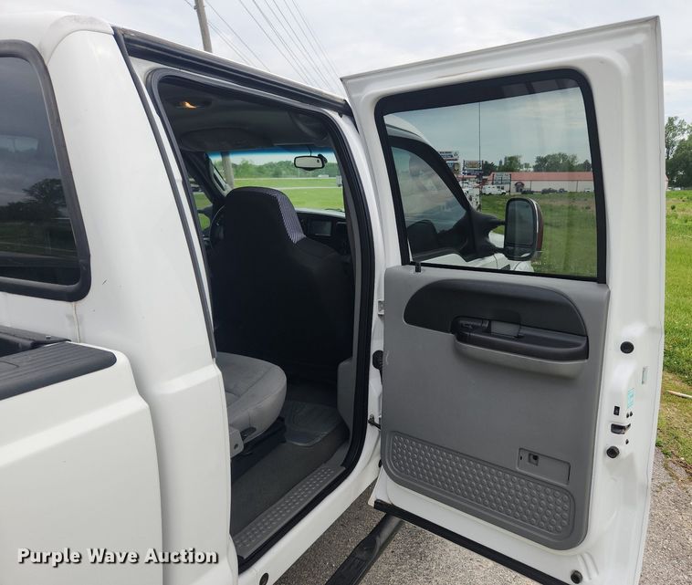 image for item LX9563 2006 Ford F250 Super Duty  Crew Cab pickup truck