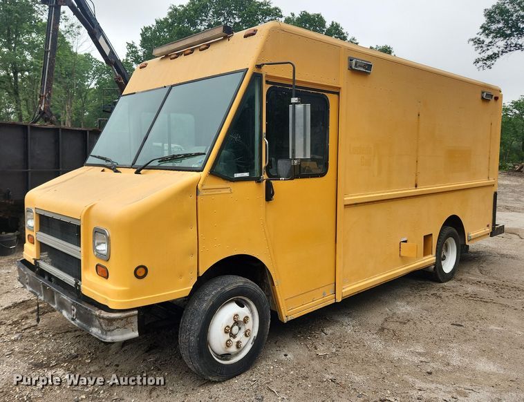 image for item LX9575 1998 Freightliner MT45  delivery truck