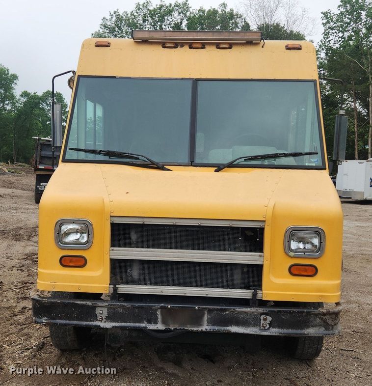 image for item LX9575 1998 Freightliner MT45  delivery truck