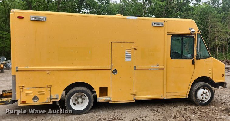 image for item LX9575 1998 Freightliner MT45  delivery truck