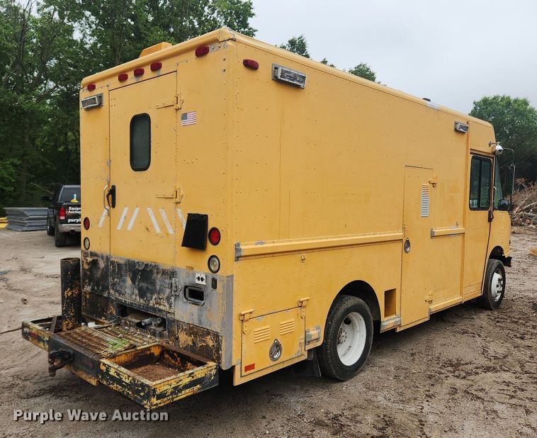 image for item LX9575 1998 Freightliner MT45  delivery truck