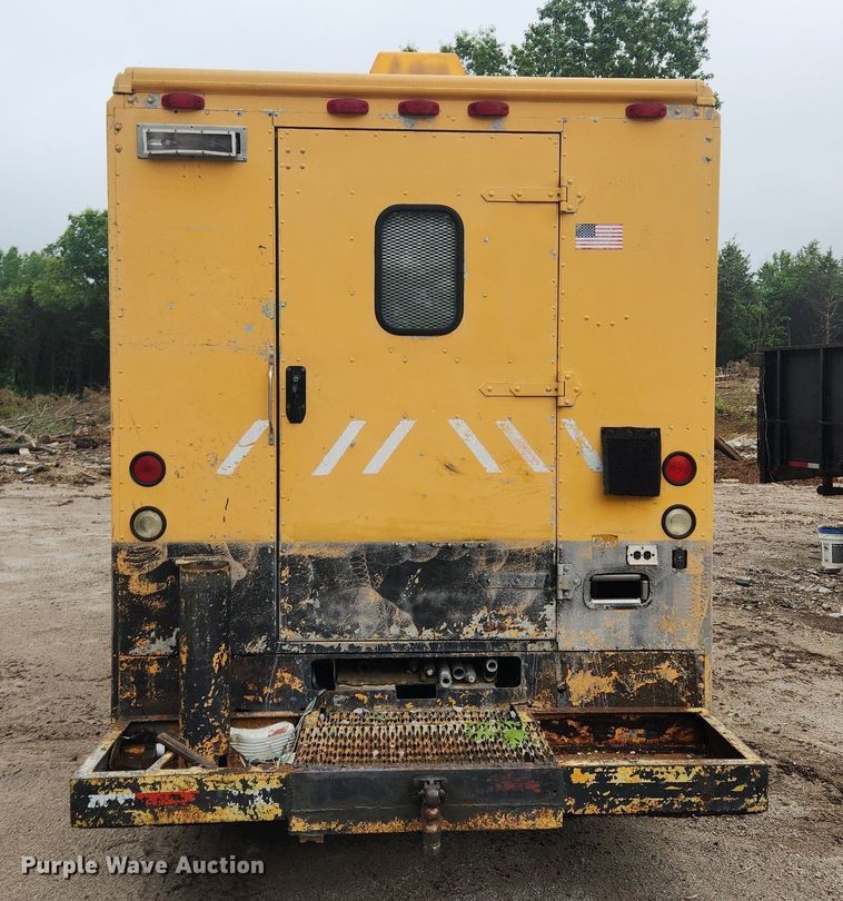 image for item LX9575 1998 Freightliner MT45  delivery truck