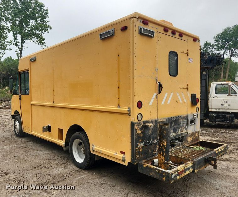 image for item LX9575 1998 Freightliner MT45  delivery truck