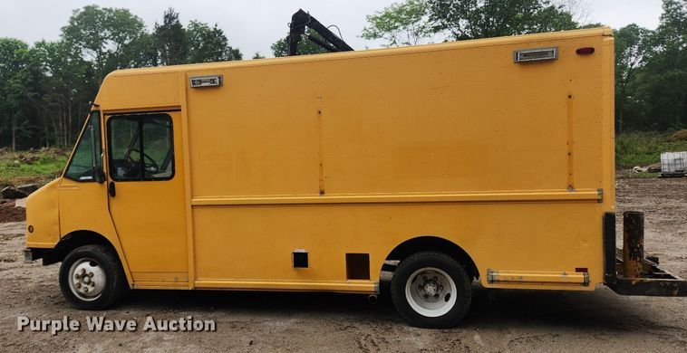 image for item LX9575 1998 Freightliner MT45  delivery truck