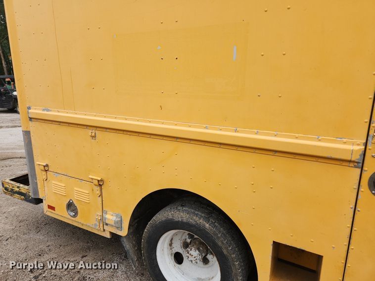 image for item LX9575 1998 Freightliner MT45  delivery truck