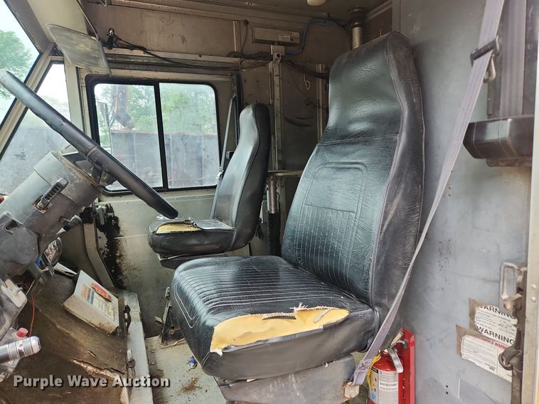 image for item LX9575 1998 Freightliner MT45  delivery truck