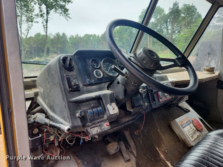 image for item LX9575 1998 Freightliner MT45  delivery truck