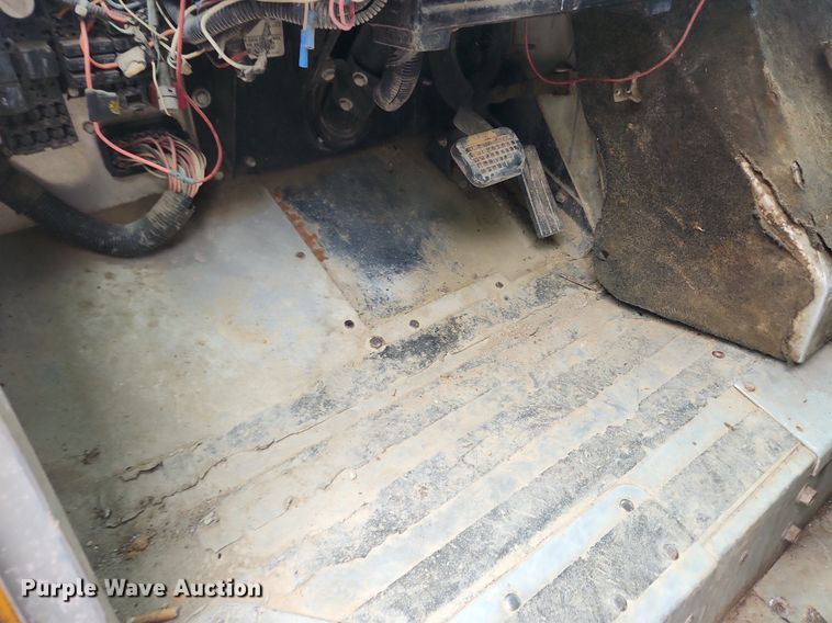 image for item LX9575 1998 Freightliner MT45  delivery truck