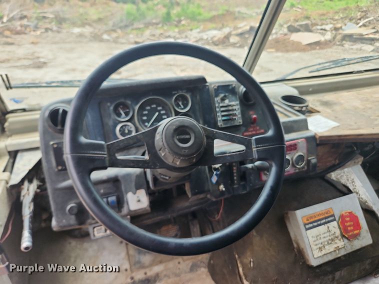 image for item LX9575 1998 Freightliner MT45  delivery truck