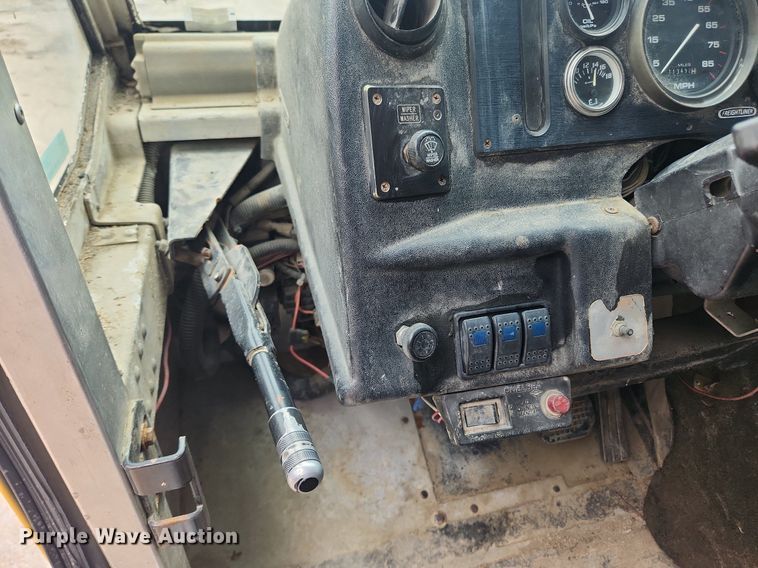 image for item LX9575 1998 Freightliner MT45  delivery truck