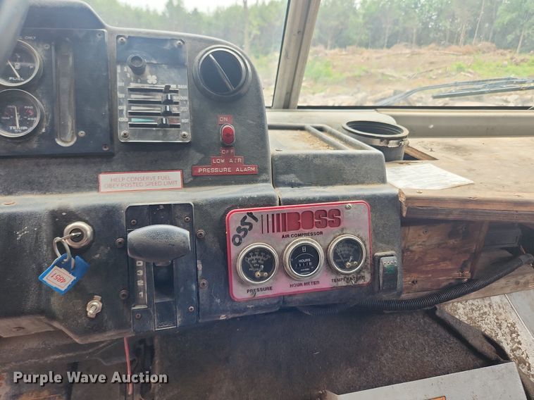 image for item LX9575 1998 Freightliner MT45  delivery truck