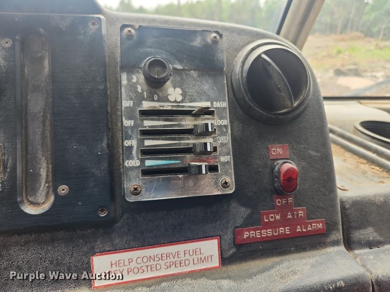 image for item LX9575 1998 Freightliner MT45  delivery truck