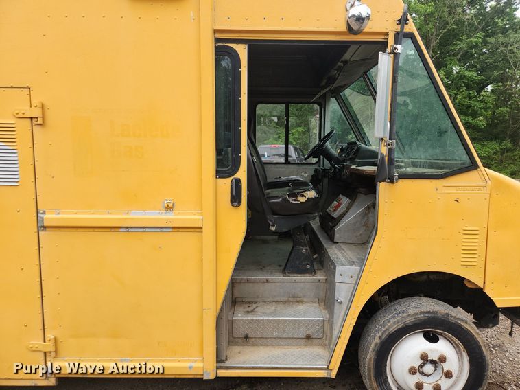 image for item LX9575 1998 Freightliner MT45  delivery truck