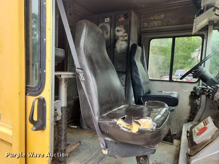 image for item LX9575 1998 Freightliner MT45  delivery truck