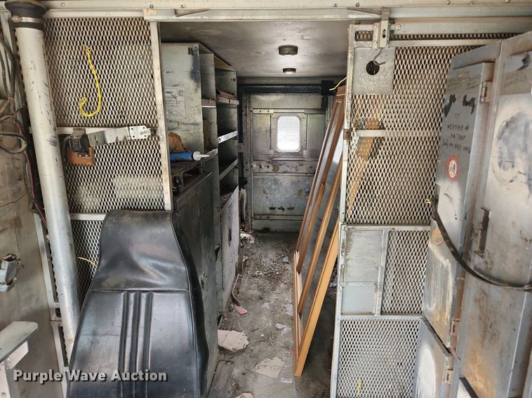 image for item LX9575 1998 Freightliner MT45  delivery truck