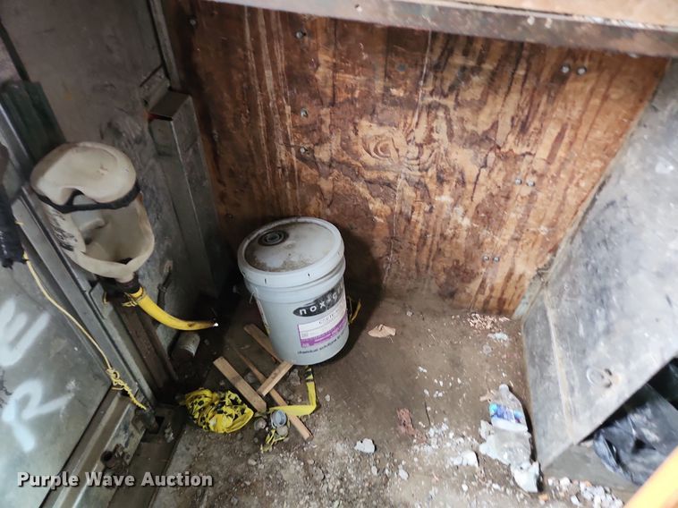 image for item LX9575 1998 Freightliner MT45  delivery truck