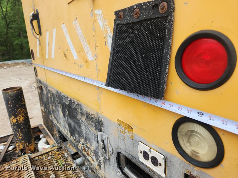 image for item LX9575 1998 Freightliner MT45  delivery truck