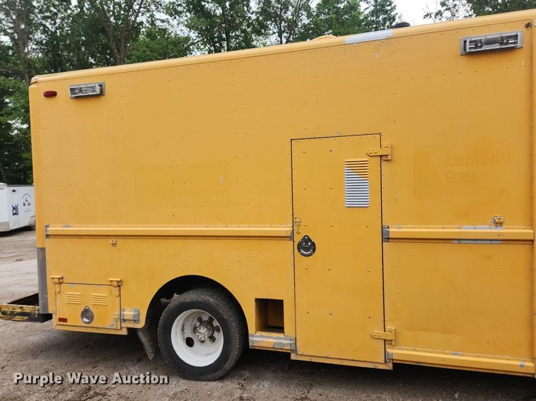 image for item LX9575 1998 Freightliner MT45  delivery truck