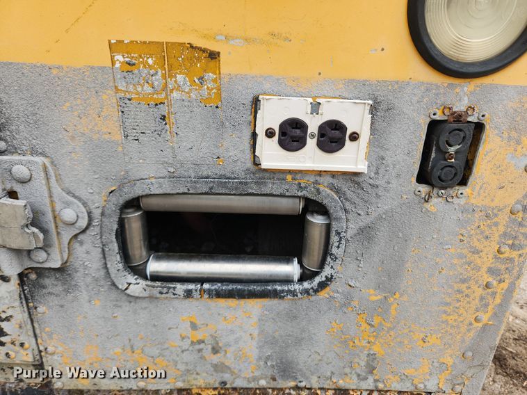 image for item LX9575 1998 Freightliner MT45  delivery truck