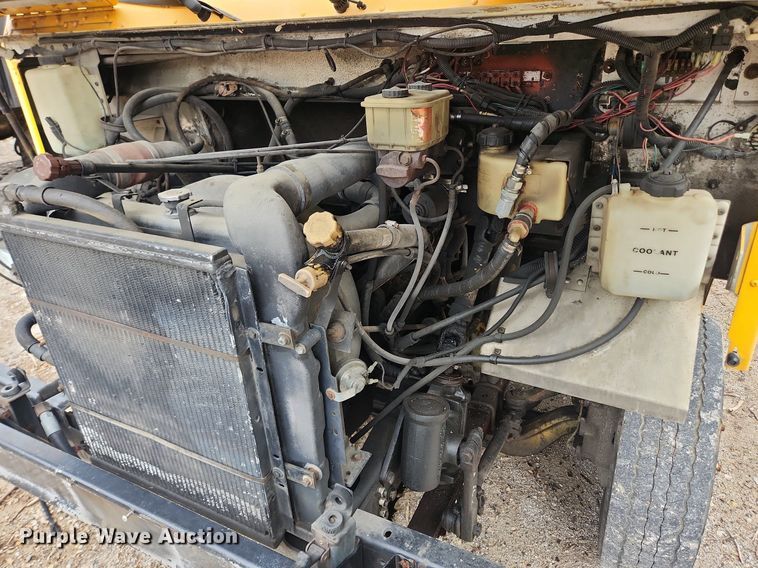 image for item LX9575 1998 Freightliner MT45  delivery truck