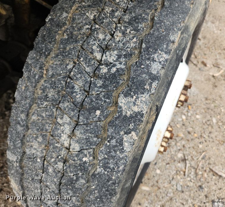 image for item LX9575 1998 Freightliner MT45  delivery truck