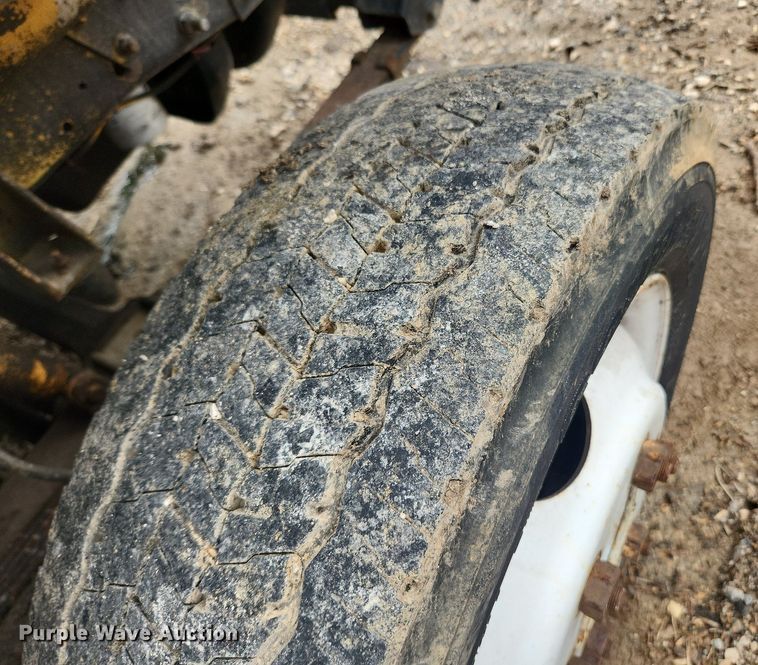 image for item LX9575 1998 Freightliner MT45  delivery truck