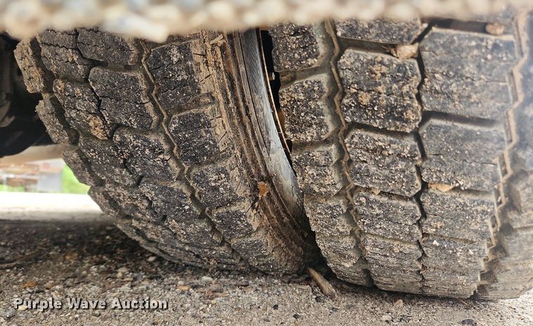 image for item LX9575 1998 Freightliner MT45  delivery truck