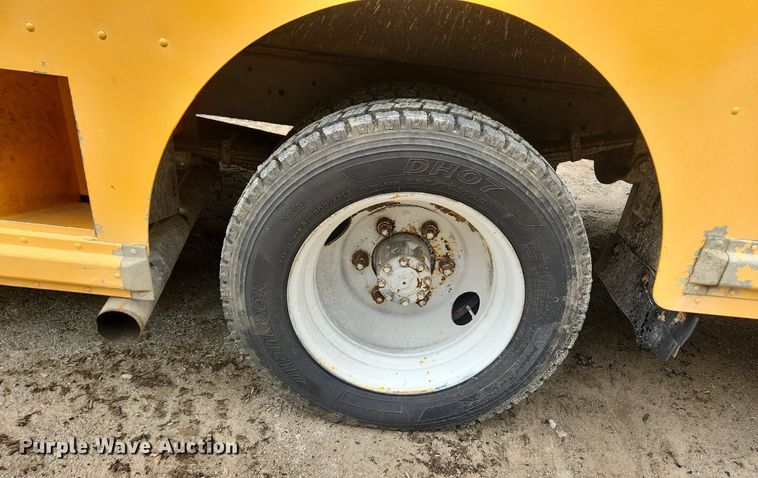 image for item LX9575 1998 Freightliner MT45  delivery truck