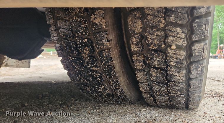 image for item LX9575 1998 Freightliner MT45  delivery truck