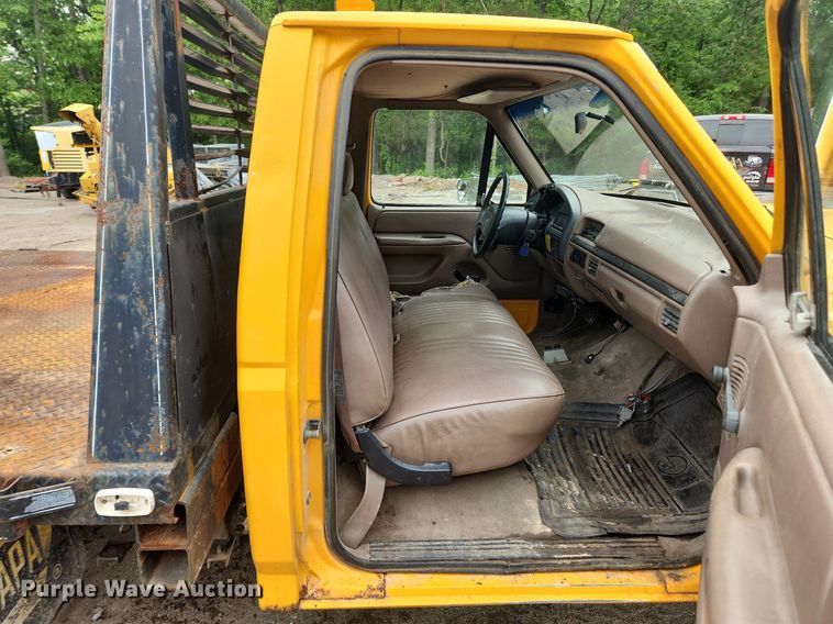 image for item LX9576 1993 Ford F250 XL  dump flatbed pickup truck