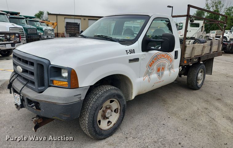 image for item LX9586 2005 Ford F250 Super Duty XL  flatbed pickup truck