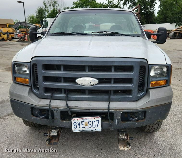 image for item LX9586 2005 Ford F250 Super Duty XL  flatbed pickup truck