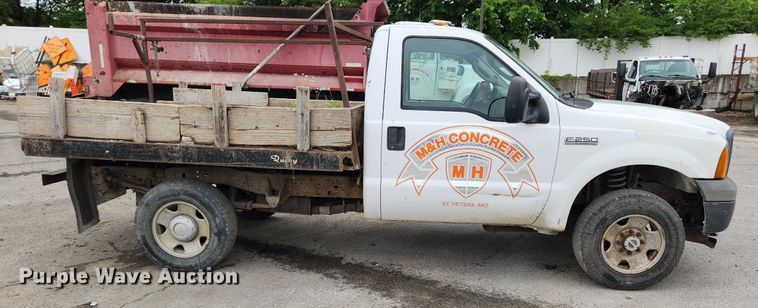 image for item LX9586 2005 Ford F250 Super Duty XL  flatbed pickup truck