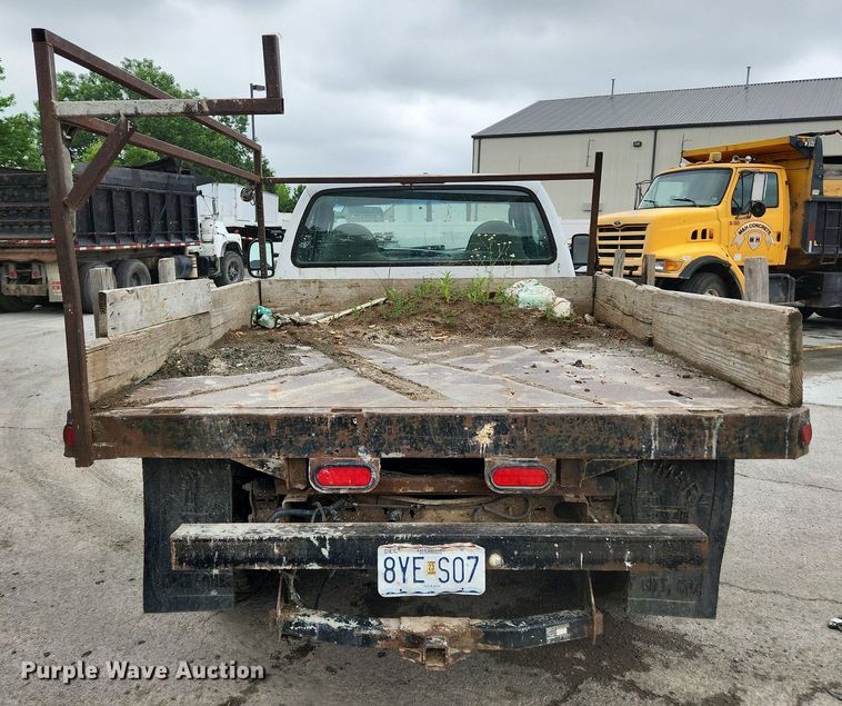 image for item LX9586 2005 Ford F250 Super Duty XL  flatbed pickup truck