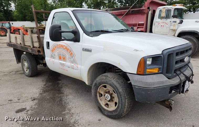 image for item LX9586 2005 Ford F250 Super Duty XL  flatbed pickup truck