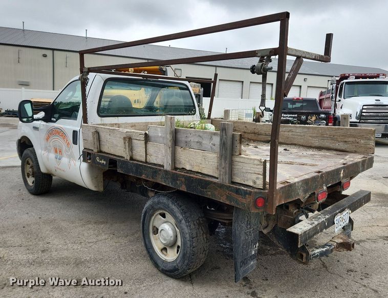 image for item LX9586 2005 Ford F250 Super Duty XL  flatbed pickup truck