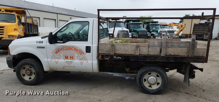 image for item LX9586 2005 Ford F250 Super Duty XL  flatbed pickup truck