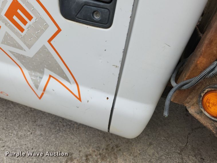 image for item LX9586 2005 Ford F250 Super Duty XL  flatbed pickup truck